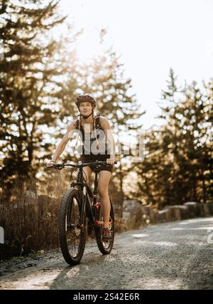 Mountainbikerinnen fahren entlang des Kutschenwegs, Bar Harbor, Maine Stockfoto
