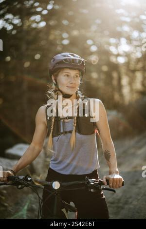 Mountainbikerin mit Helm posiert als Porträt. Stockfoto