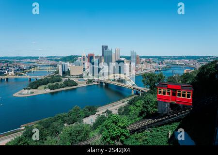 Skyline von Pittsburgh mit Duquesne Incline und Goldbrücken über Flüsse. Stockfoto