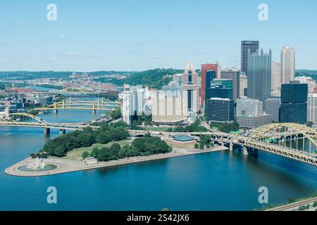 Skyline von Pittsburgh mit goldenen Brücken und Springbrunnen im Point State Park. Stockfoto