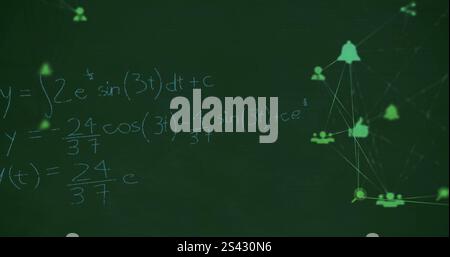 Bild des Netzwerks von Personen und Mediensymbolen über mathematische Gleichungen auf dem Schwarzen Brett Stockfoto