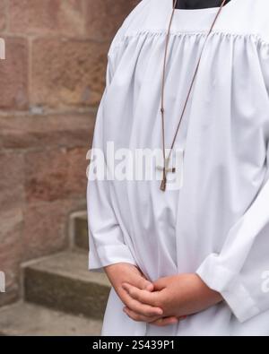 Europäischer katholischer Priester in weiß mit einem Kreuz auf der Brust. Hochwertige Fotos Stockfoto