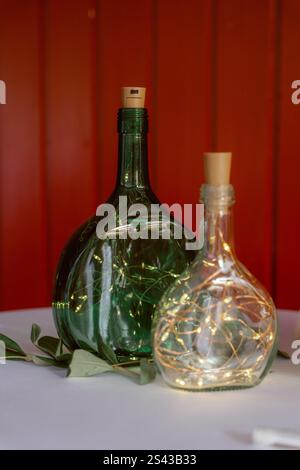 Grüne Und Klare Runde Glasflaschen Mit Lichtern Im Inneren. Hochwertige Fotos Stockfoto