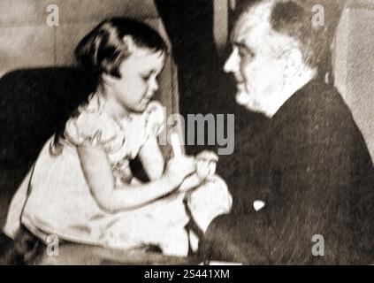 Ein ungewöhnliches Porträt von Franklin D Roosevelt mit einem unbekannten Kind (wahrscheinlich seine einzige Tochter Anna). Franklin Delano Roosevelt ( 1882–1945) war auch als FDR bekannt. Er war der 32. Präsident der Vereinigten Staaten, --- フランクリン・D・ルーズベルトと、名前の知られていない子供（おそらく彼の唯一の娘アンナ）の珍しい肖像画。フランクリン・デラノ・ルーズベルト（1882年 - 1945年）は、FDRとしても知られていました。彼はアメリカ合衆国の第32代大統領でした。 Stockfoto