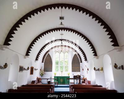 Grange-in-Borrowdale, Lake District, Cumbria - das Innere der Holy Trinity Church. 1861 methodistische Kirche mit normannischem Hahnentritt. Stockfoto