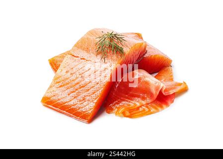 Lachs, gesalzenes Lachsfilet und dünne Scheiben isoliert auf weißem Hintergrund Stockfoto