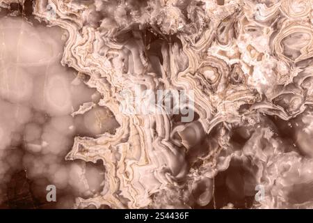 Detaillierte Nahaufnahme einer Natursteinoberfläche mit einzigartigen Mokka-Mousse-Mustern. Stockfoto
