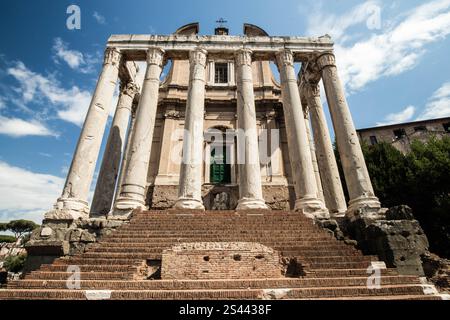 Blick auf die Vorderseite des Tempels von Antoninus und Faustina Stockfoto