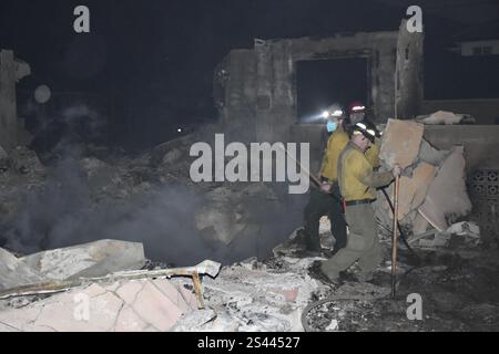 Altadena, USA. Januar 2025. Feuerwehrleute arbeiten am 9. Januar in Altadena, Los Angeles County, Kalifornien, USA. 2025. es ist bekannt, dass mindestens 10 Menschen bei den Waldbränden um Los Angeles gestorben sind, sagte die Gerichtsmedizinerabteilung des Bezirks am Donnerstag. Quelle: Gao Chuling/Xinhua/Alamy Live News Stockfoto