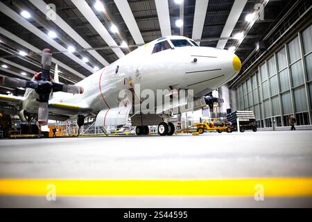 Nordholz, Deutschland. Januar 2025. Ein P-3C 'Orion' Seefahrtpatrouillenflugzeug im Hangar des Marinebasis Nordholz. Das Marinefliegerkommando ist eine der drei großen Einheiten der deutschen Marine. Quelle: Sina Schuldt/dpa/Alamy Live News Stockfoto