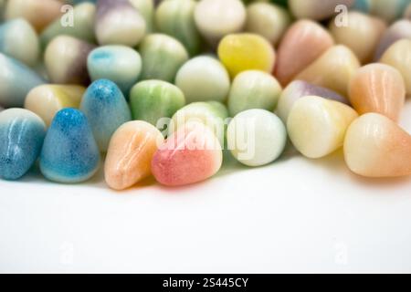 Farbenfrohe Süßigkeiten im abstrakten Hintergrund. Süßigkeiten, Nachtisch, Süßigkeiten in Form von Pyramiden Stockfoto