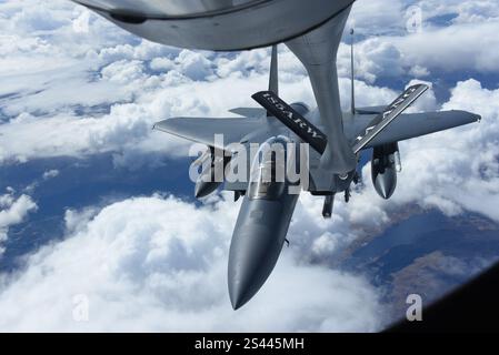 Ein F-15E Strike Eagle der US Air Force vom 48th Fighter Wing in Lakenheath, Royal Air Force Base in Großbritannien, wird von einem aufgefüllt Stockfoto