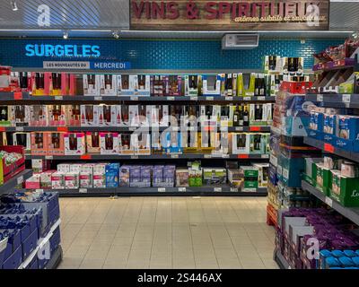 Wein- und Spirituosenbereich in einem Supermarkt, in dem an einem geschäftigen Mittwochnachmittag verschiedene Getränke angeboten werden Stockfoto