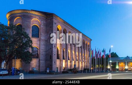 Aula Palatina, Basilika von Konstantin, 300-310 n. Chr., heute Evangelische Erlöserkirche, bei Sonnenuntergang, Trier, Rheinland-Pfalz, Deutschland Stockfoto