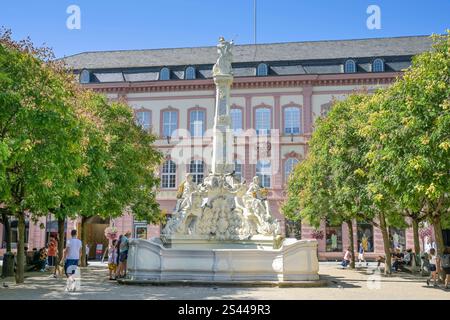 Sankt Georgsbrunnen, Kornmarkt, Altstadt, Trier, Rheinland-Pfalz, Deutschland *** St. Georges Brunnen, Kornmarkt, Altstadt, Trier, Rheinland-Pfalz, Deutschland Stockfoto