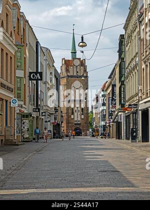 Rostock, Mecklenburg-Vorpommern, Deutschland - 26. Juni 2022: Geschäfte und Passanten in der Einkaufsstraße Kröpeliner Straße im Stadtzentrum. Stockfoto