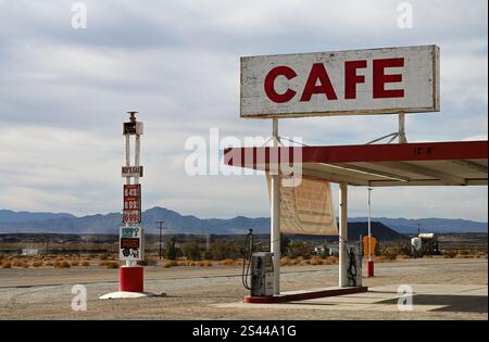 Tankstelle, Souvenirladen und Touristenattraktion ãRoy's Motel & CafeÒ an der Route 66, Amboy, Kalifornien, USA Stockfoto
