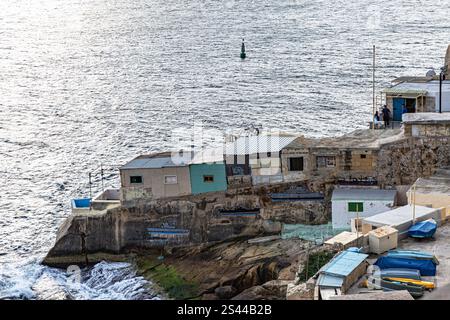 Baracken am Meer von Malta: Rustikaler Charme an der Mittelmeerküste Stockfoto