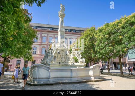 Sankt Georgsbrunnen, Kornmarkt, Altstadt, Trier, Rheinland-Pfalz, Deutschland *** St. Georges Brunnen, Kornmarkt, Altstadt, Trier, Rheinland-Pfalz, Deutschland Stockfoto