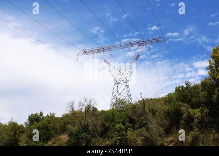 Elektrischer Turm in einem hohen ländlichen Gebiet Stockfoto