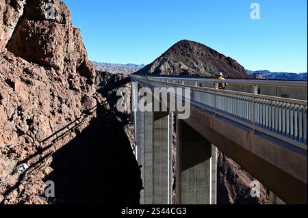 Mike O'CallaghanCPat Tillman Memorial Bridge über den Colorado River mit Blick auf den Hoover Dam an der Grenze zwischen den US-bundesstaaten Nevada und Stockfoto
