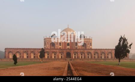 Humayun-Grab an einem nebligen Morgen nach Sonnenaufgang. Es ist ein Mausoleum, das 1560 vom Mogulkaiser Akbar erbaut wurde und zum UNESCO-Weltkulturerbe gehört. Stockfoto