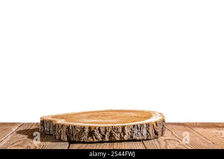 Country-STYLE. Runder Schnitt eines Baumes auf einem Holztisch isoliert auf weißem Hintergrund. Podium für die Aufmachung und den Verkauf von Naturprodukten. Spa kopieren Stockfoto
