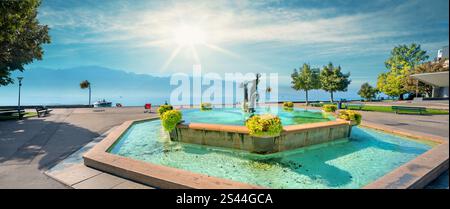 Panoramablick mit Meerjungfrauenskulptur im Brunnen an der Promenade des Genfer Sees in Vevey Stadt. Kanton Waadt, Schweiz Stockfoto