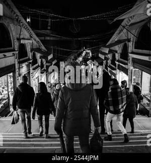 Mann von hinten auf der Treppe der rialto-Brücke Stockfoto