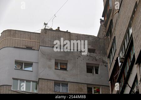 Nicht exklusiv: KIEW, UKRAINE - 10. JANUAR 2025 - ein Appartementgebäude wird durch die Trümmer einer russischen Drohne im Stadtteil Solomianskyi beschädigt Stockfoto