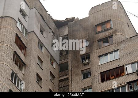 Nicht exklusiv: KIEW, UKRAINE - 10. JANUAR 2025 - ein Appartementgebäude wird durch die Trümmer einer russischen Drohne im Stadtteil Solomianskyi beschädigt Stockfoto