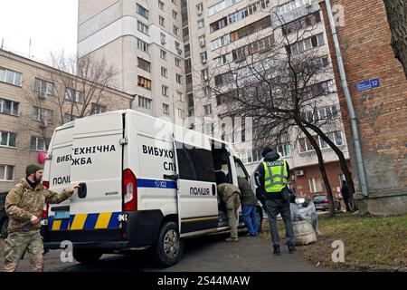 Nicht exklusiv: KIEW, UKRAINE - 10. JANUAR 2025 - der Van eines EOD-Trupps der Nationalpolizei befindet sich vor einem Wohngebäude in der Solomianskyi Stockfoto