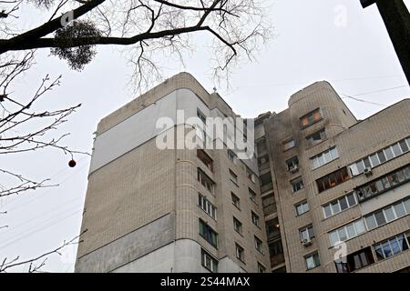 Nicht exklusiv: KIEW, UKRAINE - 10. JANUAR 2025 - ein Appartementgebäude wird durch die Trümmer einer russischen Drohne im Stadtteil Solomianskyi beschädigt Stockfoto