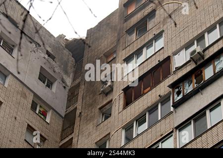 Nicht exklusiv: KIEW, UKRAINE - 10. JANUAR 2025 - ein Appartementgebäude wird durch die Trümmer einer russischen Drohne im Stadtteil Solomianskyi beschädigt Stockfoto