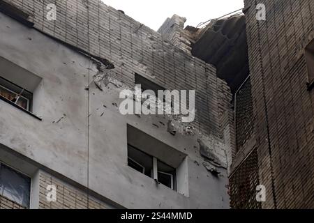 Nicht exklusiv: KIEW, UKRAINE - 10. JANUAR 2025 - ein Appartementgebäude wird durch die Trümmer einer russischen Drohne im Stadtteil Solomianskyi beschädigt Stockfoto