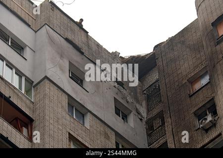 Nicht exklusiv: KIEW, UKRAINE - 10. JANUAR 2025 - ein Appartementgebäude wird durch die Trümmer einer russischen Drohne im Stadtteil Solomianskyi beschädigt Stockfoto