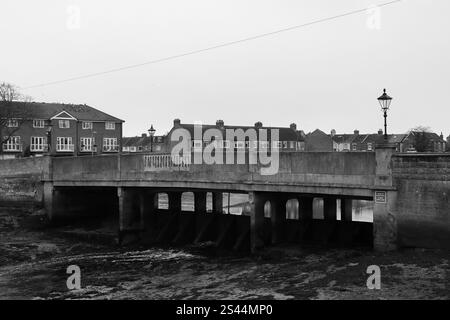 Gosport, Hampshire, England. 25. Dezember 2024. Workhouse Lake, manchmal auch als Alver Creek bezeichnet: Graue Sicht auf die zweispurige Straßenbrücke an einem stumpfsinnigen und feuchten Tag. Stockfoto