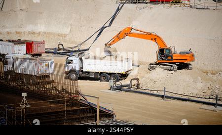 Bagger lädt den Lkw Stockfoto