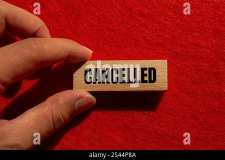 Abgebrochene Nachricht auf Holzblock mit rotem Hintergrund geschrieben. Konzeptuelles Symbol für Abbruch. Kopierbereich. Stockfoto