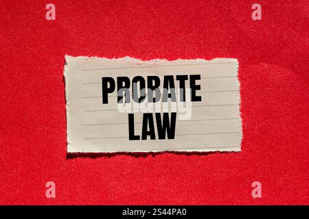 Nachricht zum Nachlassgesetz, geschrieben auf gerissenem Papierstück mit rotem Hintergrund. Symbol für das konzeptionelle Nachlassgesetz. Kopierbereich. Stockfoto