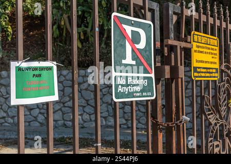 9. Januar 2025: Los Angeles, CA, USA – das Tor zum Runyon Canyon bleibt geschlossen, nachdem das Sunset Wildfire das Gebiet in Los Angeles verwüstet hat. Stockfoto