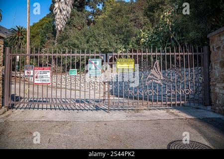 9. Januar 2025: Los Angeles, CA, USA – das Tor zum Runyon Canyon bleibt geschlossen, nachdem das Sunset Wildfire das Gebiet in Los Angeles verwüstet hat. Stockfoto