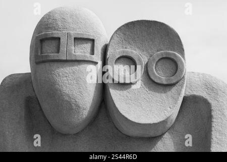 Moderne Kunst, geschnitzte Stein weibliche und männliche Figuren zusammen. Nahaufnahme des aus Stein geschnitzten Gesichts von Mann und Frau. Skulpturen des Mannes in Frauengesichtern. Nahaufnahme Stockfoto