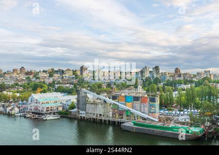 Blick auf die Innenstadt von Vancouver vom Granville Public Market auf Granville Island. Ariel Blick auf das Granville Isaland. Stockfoto