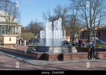KRONSTADT, RUSSLAND - 01. MAI 2022: Am Stadtbrunnen an einem sonnigen Frühlingstag Stockfoto