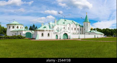 PUSCHKIN, RUSSLAND - 2021. JULI 08: Das Gebäude der Militärkammer (Museum des Ersten Weltkriegs) in einem Sommerpanorama an einem Juni-Tag. Zarskoe Sel Stockfoto