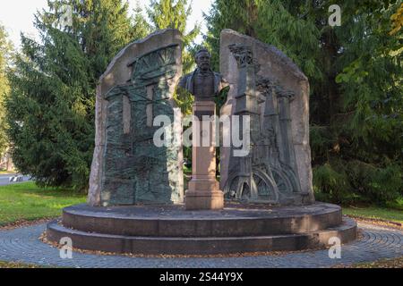 RYBINSK, RUSSLAND - 24. AUGUST 2024: Denkmal für Ludwig Nobel, Erbauer des Ölterminals und der Schiffsreparaturanlage in Rybinsk an einem Sommertag Stockfoto