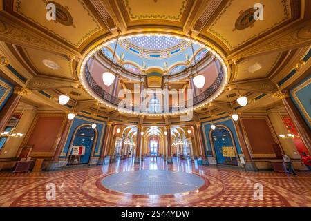 DES MOINES, IOWA, USA – 3. MAI 2024: In der Rotunde DES Kapitols von Iowa. Stockfoto