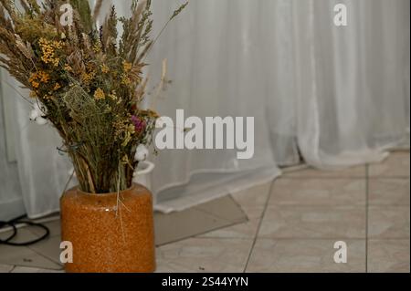 Die Dekoration besteht aus getrockneten Blumen. .Modell Stockfoto