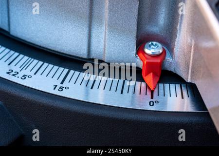 Metallskala mit Grad zum Messen des Winkels beim Schneiden von Holzprodukten auf einer Gehrungssäge, Nahaufnahme Stockfoto
